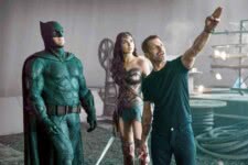 Batman (Ben Affleck), Mulher Maravilha (Gal Gadot) sendo dirigidos por Zack Snyder em Liga da Justiça