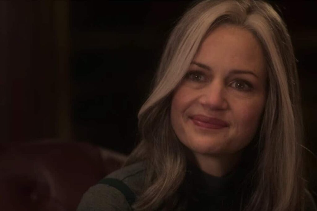 Carla Gugino em A Maldição da Mansão Bly