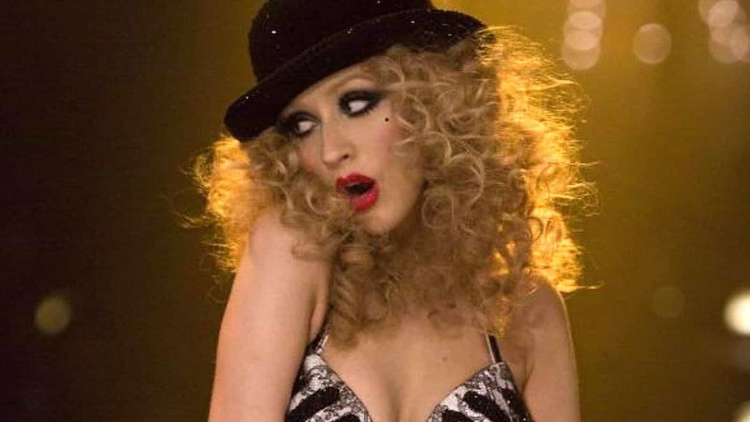 Diretor de Burlesque mudou final do filme após rejeição do público Christina Aguilera em Burlesque