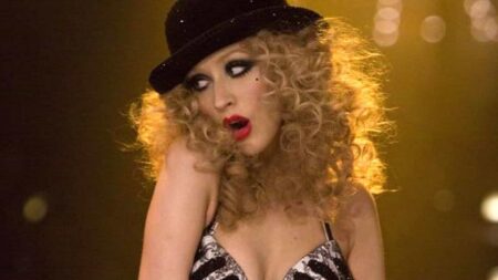Diretor de Burlesque mudou final do filme após rejeição do público Christina Aguilera em Burlesque