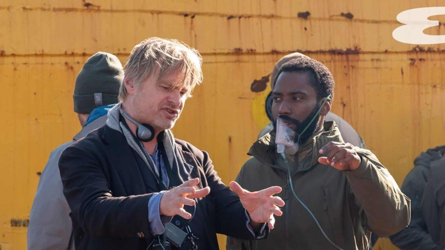 Christopher Nolan dá resposta sobre o fracasso de Tenet nos cinemas Christopher Nolan e John David Washington nos bastidores de Tenet
