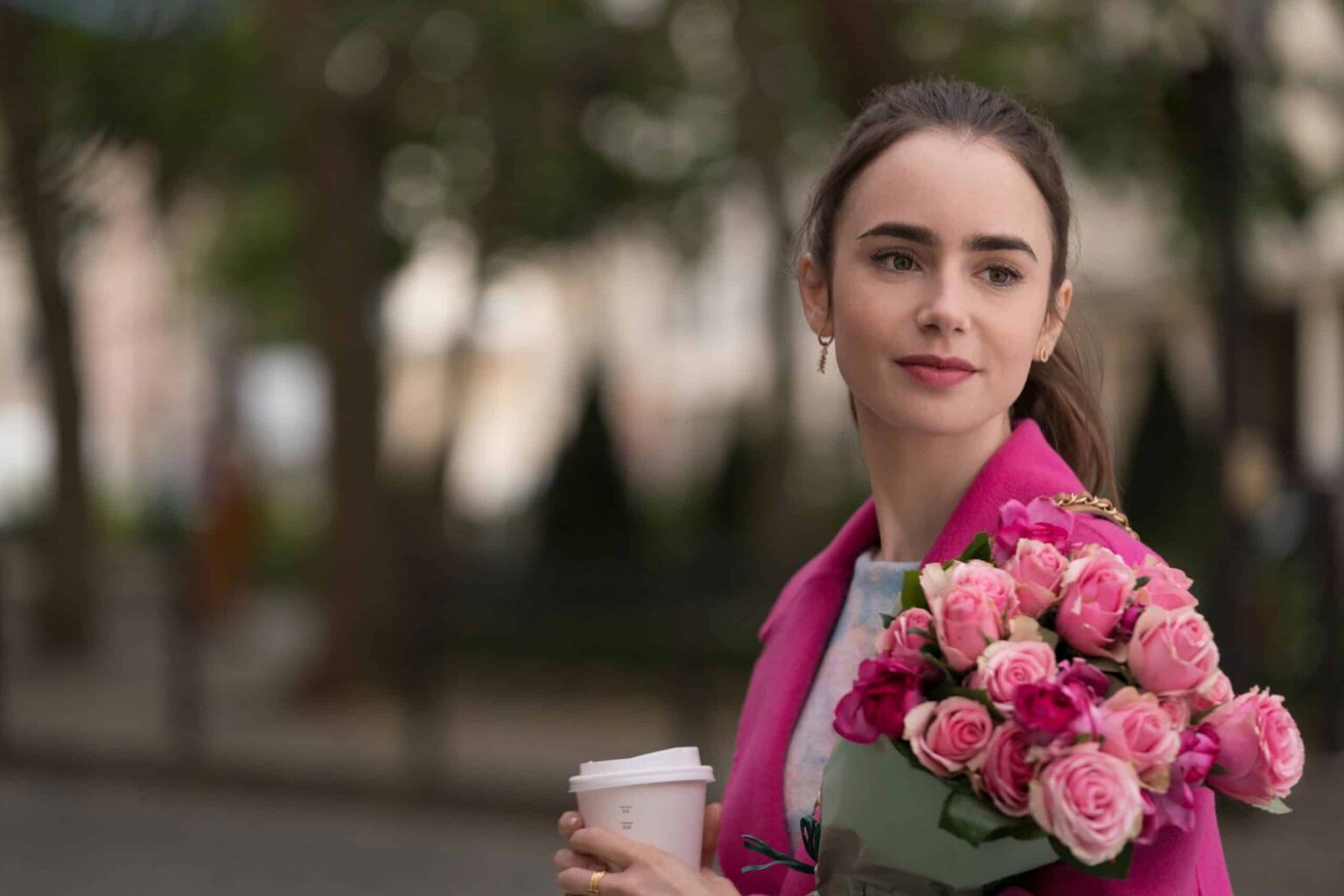 Atores de Emily in Paris falam de seus personagens e deixam escapar detalhes de sua relação nos bastidores da série Emily (LIly Collins) em Emily in Paris: (Reprodução)