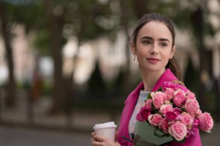 Netflix anuncia renovação de Emily em Paris para segunda temporada Emily (LIly Collins) em Emily in Paris: (Reprodução)