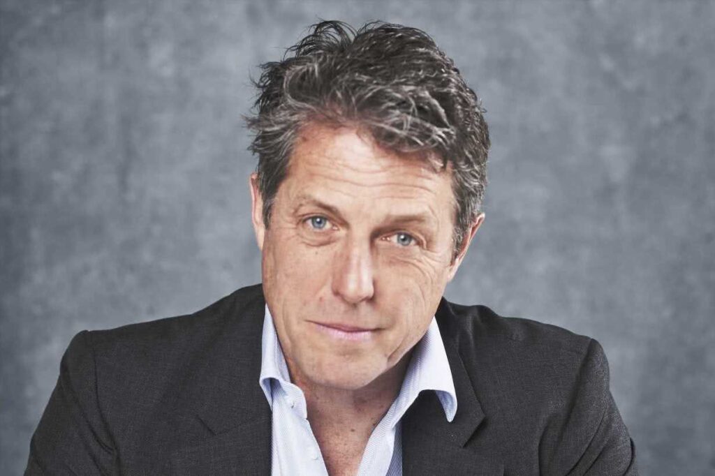 CCXP22: Hugh Grant brinca que está velho e surdo para se divertir trabalhando Hugh Grant