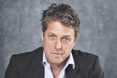 Hugh Grant conta em entrevista como descobriu que estava com Covid Hugh Grant
