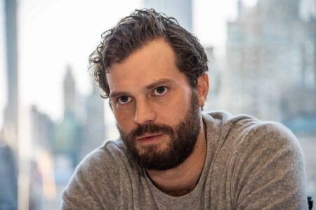 Jamie Dornan lamenta ausência do pai por motivo especial Jamie Dornan na divulgação de Robin Hood