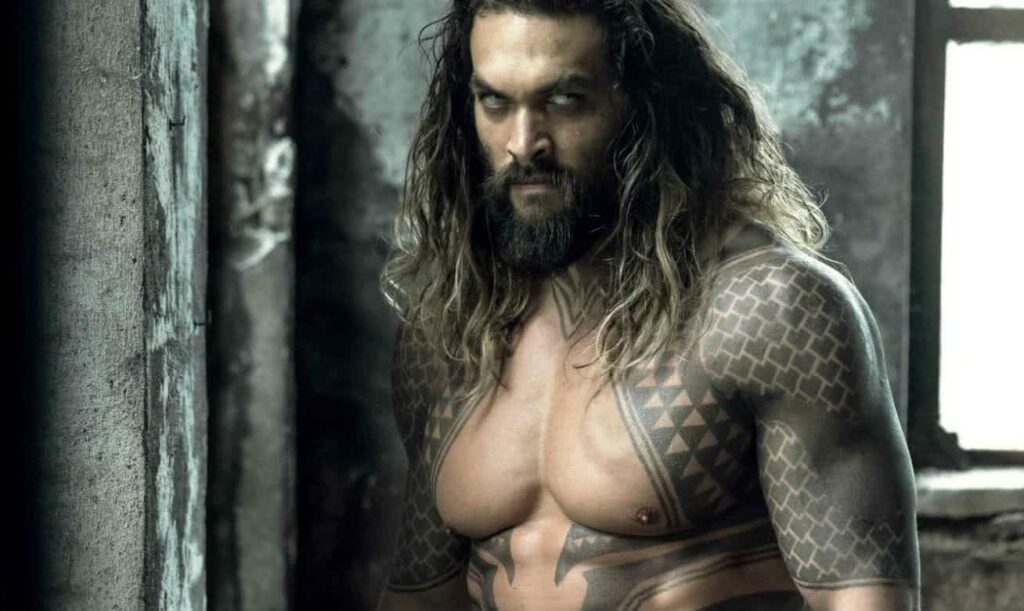 Jason Momoa surpreende garotinho portador de doença rara com chamada de vídeo Jason Momoa como Aquaman