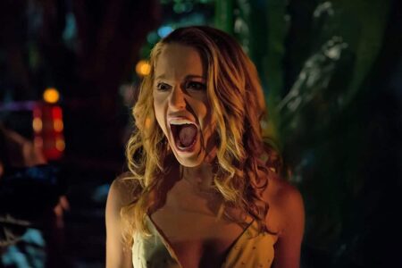 Jessica Rothe em A Morte Te Dá Parabéns