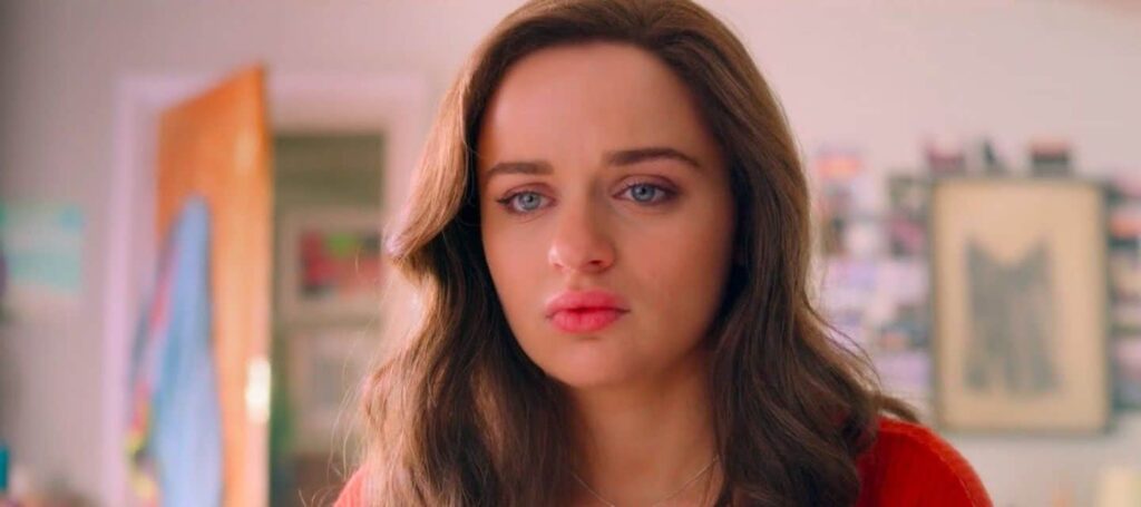 Estrela de A Barraca do Beijo é processada por acidente de carro Joey King em A Barraca do Beijo