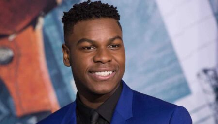 John Boyega faz apelo a estúdios de Hollywood contra ataques racistas John Boyega