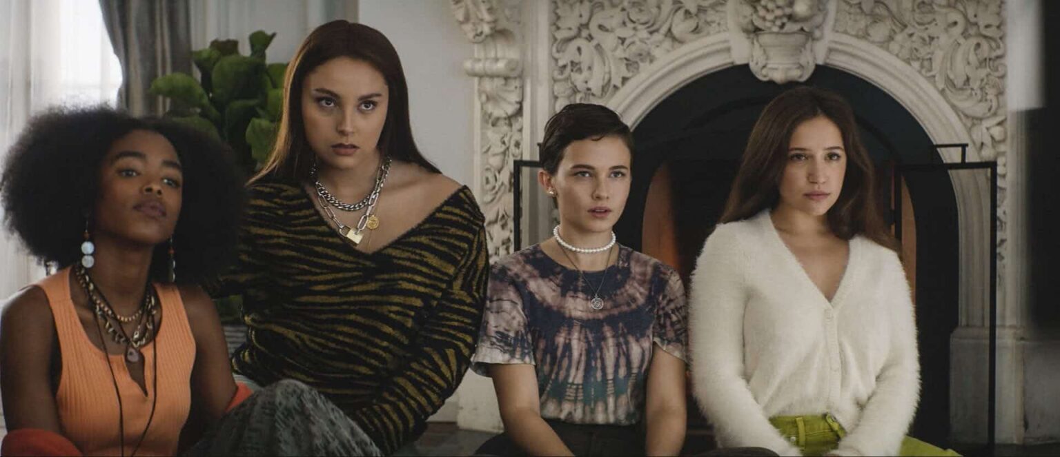 Atriz trans de Jovens Bruxas: Nova Irmandade ficou aliviada com personagem; saiba o motivo Tabby (Lovie Simone), Lourdes (Zoey Luna), Lily (Caille Spaeny) e Frankie (Gideon Adlon) em Jovens Bruxas: Nova Irmandade (Divulgação)