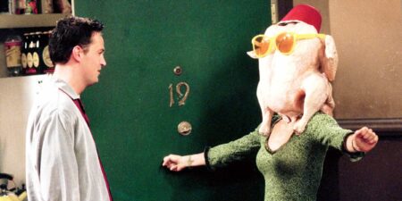 Courteney Cox recria cena icônica de Friends para comemorar Ação de Graças; veja Monica Courteney Cox com o peru na cabeca em Friends