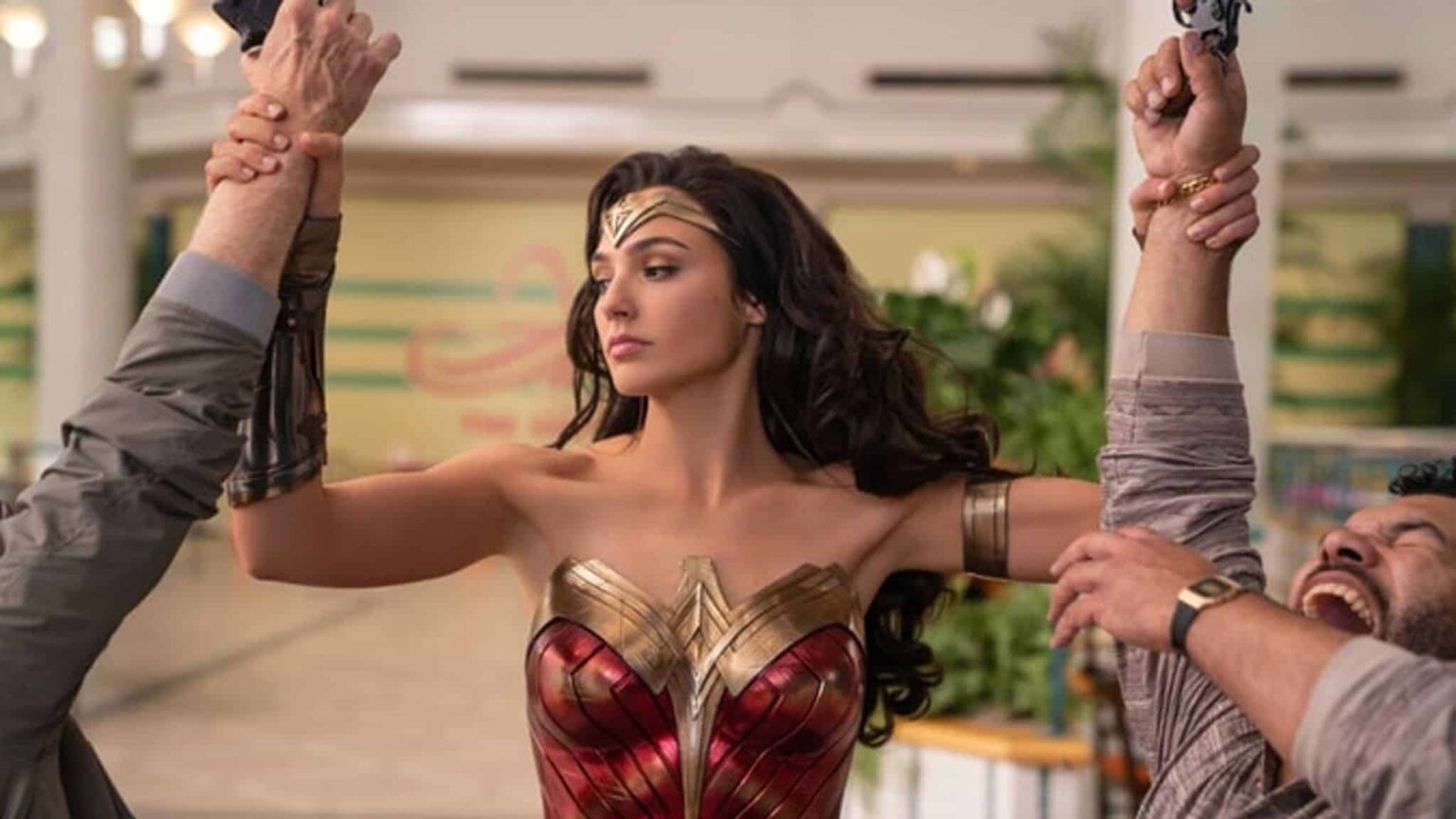 Chefão de rede de cinemas diz o que pensa sobre o lançamento de Mulher Maravilha no streaming Mulher Maravilha 1984