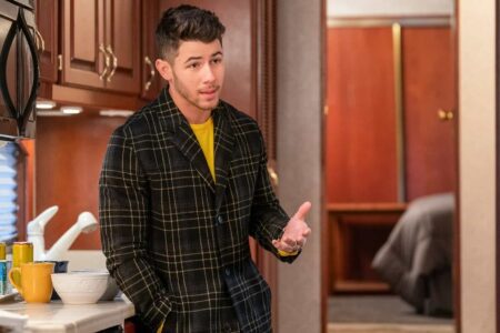 Nick Jonas revela motivo de acidente em filmagem e dispara: “Já estive melhor” Nick Jonas dirigindo episódio da série Dash & Lily