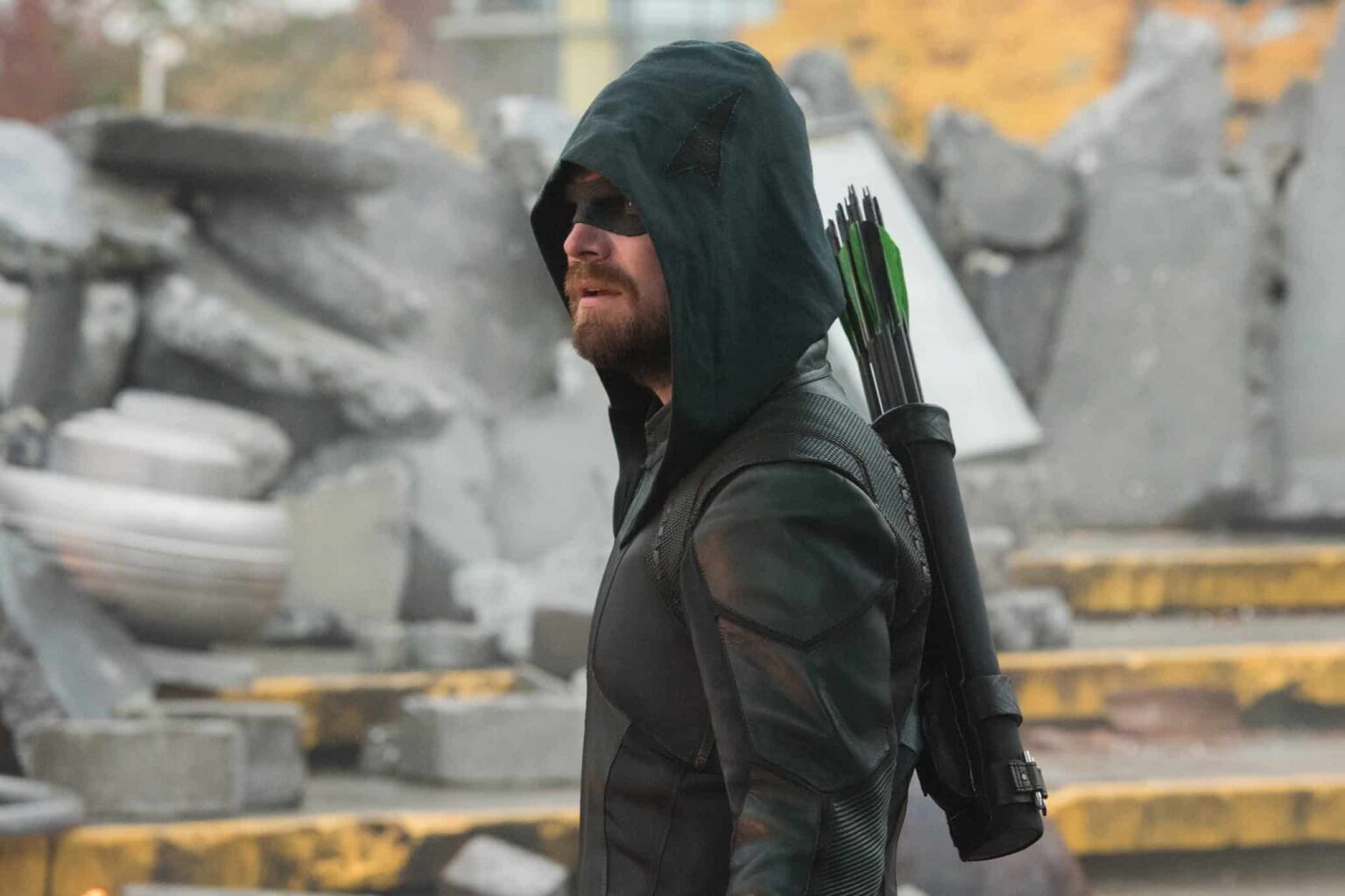 Stephen Amell reencarna Arrow em primeira foto de The Flash Oliver Queen (Stephen Amell) em Crise nas Infinitas Terras