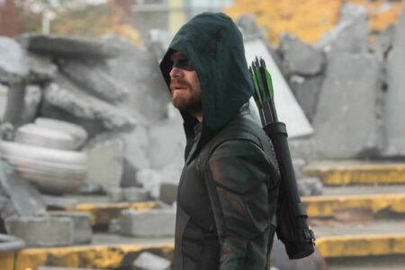Oliver Queen (Stephen Amell) em Crise nas Infinitas Terras