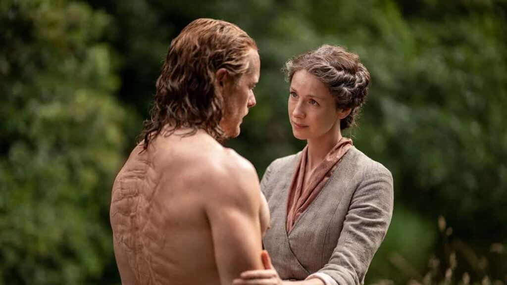 Sam Heughan volta a falar sobre sua relação com Caitriona Balfe nos bastidores de Outlander Claire (Caitriona Balfe) e Jamie (Sam Heughan) em Outlander: (Reprodução)