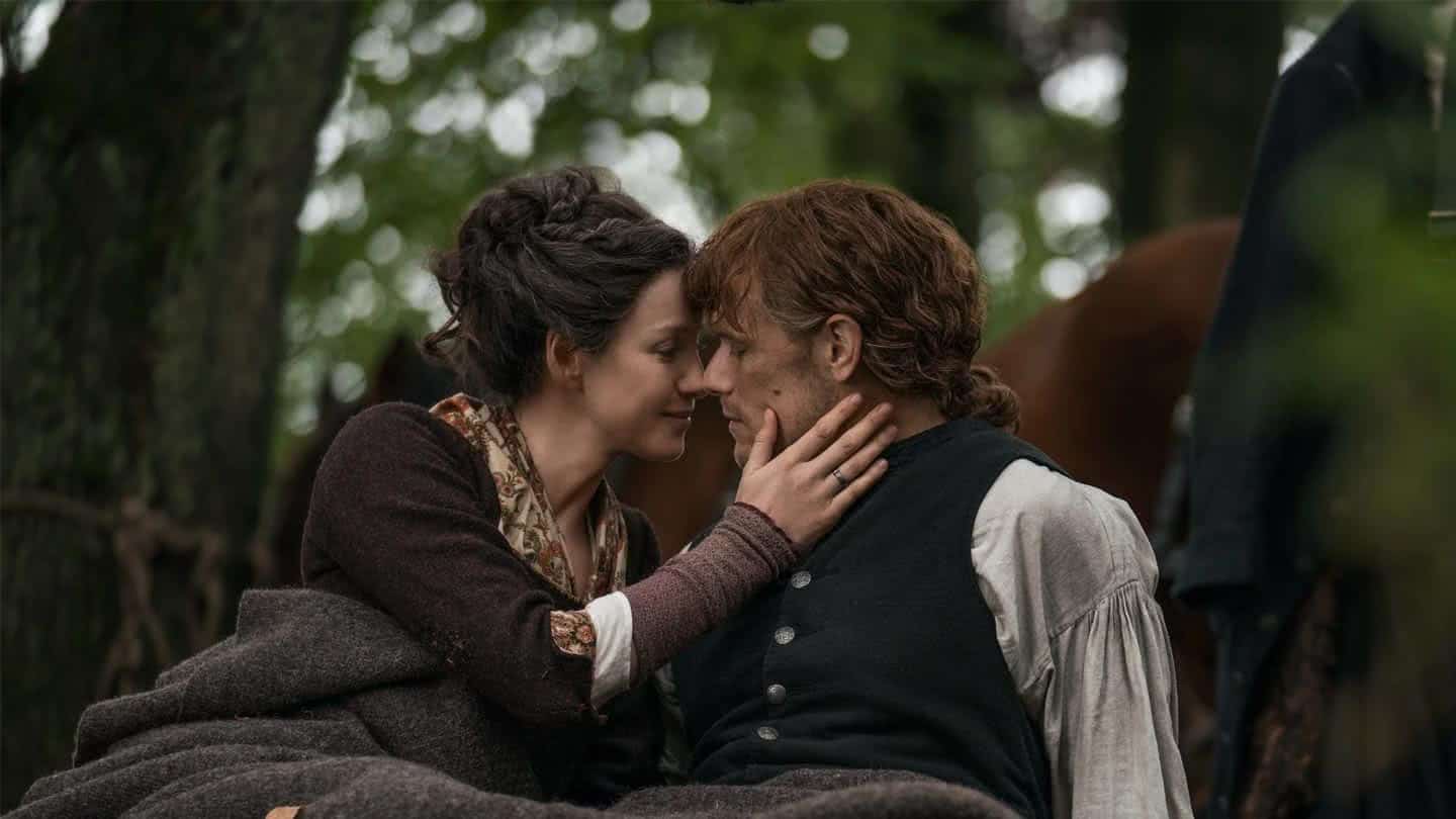 Claire (Caitrion Balfe) e Jamie (Sam Heughan) em Outlander (Reprodução)