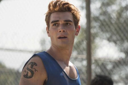 Principais alterações que Riverdale fez nos protagonistas, mas ninguém te contou Archie (KJ Apa) em Riverdale (Reprodução)