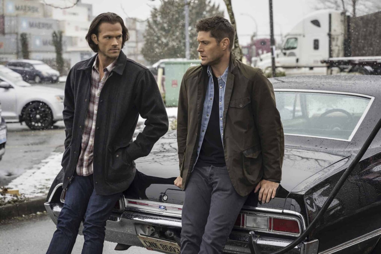 Jared Padalecki como Sam e Jensen Ackles como Dean