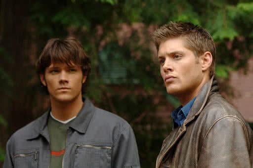 Sam (Jared Padalecki) e Dean (Jensen Ackles) no primeiro episódio de Supernatural
