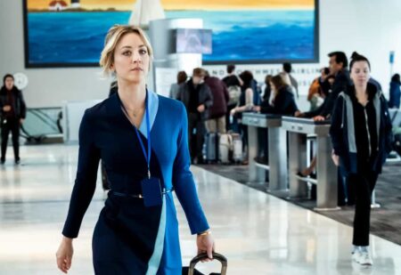 Cassie (Kaley Cuoco) em The Flight Attendant (Reprodução)