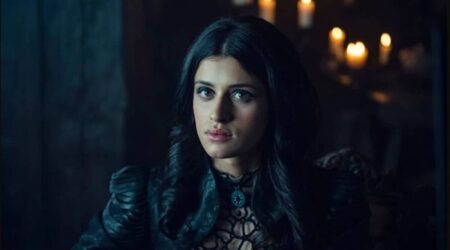 Yennefer (Anya Chalotra) em The Witcher (Reprodução)