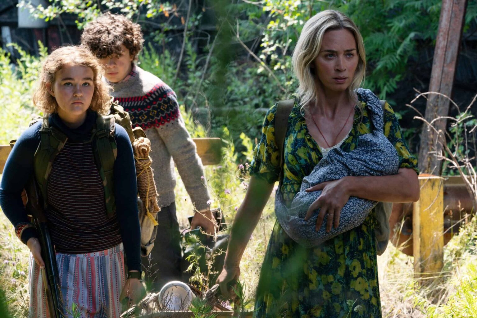 Um Lugar Silencioso 2 ganha nova data de estreia no Brasil Regan (Millicent Simmonds), Marcus (Noah Jupe) e Evelyn (Emily Blunt) em Um Lugar Silencioso - Parte II