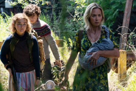 Regan (Millicent Simmonds), Marcus (Noah Jupe) e Evelyn (Emily Blunt) em Um Lugar Silencioso - Parte II