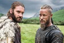 Rollo e Ragnar (Travis Fimmel) em Vikings (Reprodução)