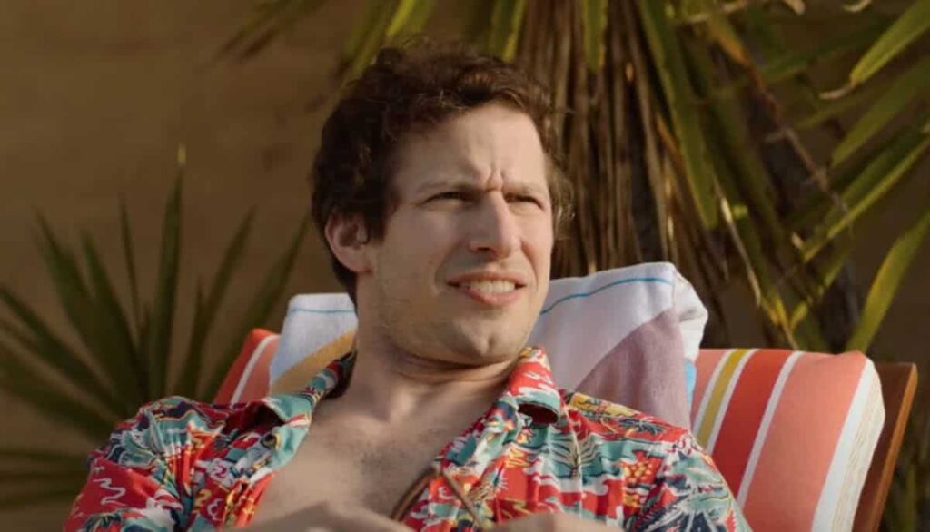 Andy Samberg cria polêmica ao falar das novas regras de diversidade no Oscar Andy Samberg em Palm Springs (Reprodução / Hulu)