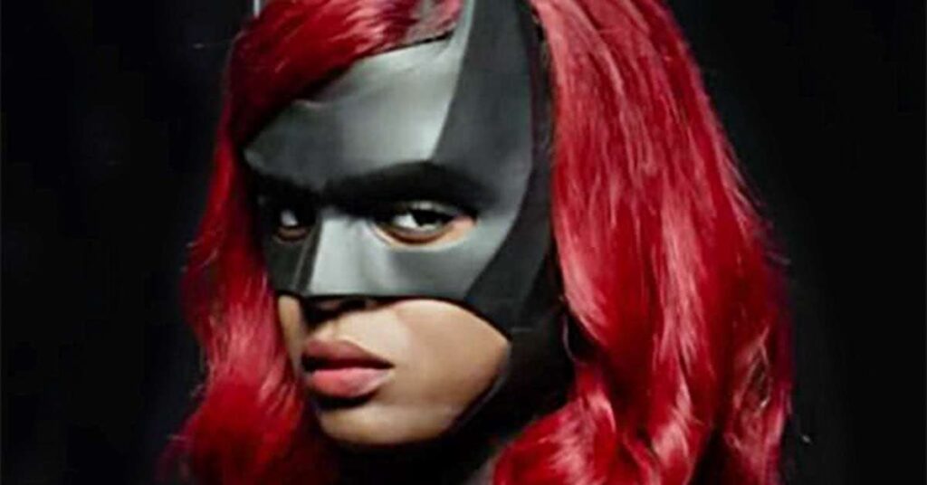 Javicia Leslie aparece como a Batwoman em vídeo divulgado pela The CW Javicia Leslie como Batwoman (Divulgação / DC)