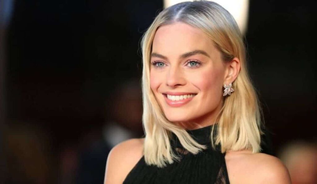 Margot Robbie demonstra carinho por colegas de elenco de Neighbours: “todo mundo ajuda você” Margot Robbie (Divulgação)