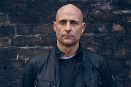 Mark Strong fala sobre o segundo filme do Shazam Mark Strong (Divulgação)