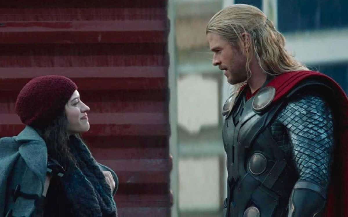 Kat Dennings e Chris Hemsworth em Thor (Divulgação / Marvel)