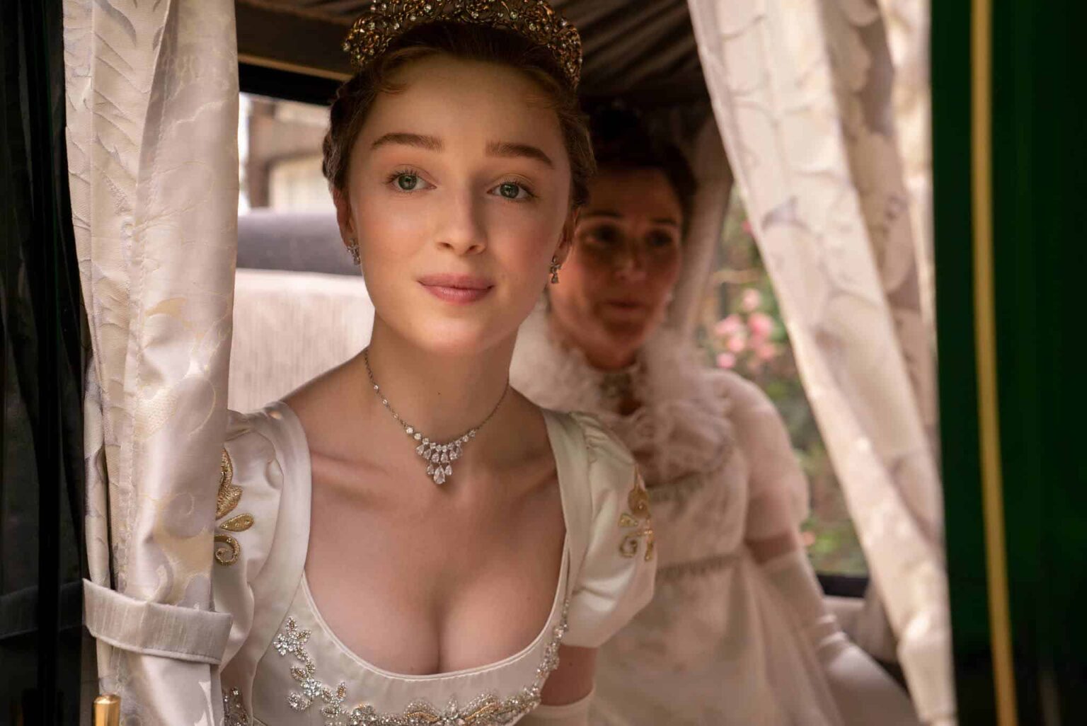 4 momentos que Daphne prova que é uma grande protagonista em Bridgerton Daphne (Phoebe Dynevor) em Bridgerton (Reprodução)