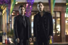 Elijah (Daniel Gillies) e Klaus (Joseph Morgan) em The Vampire Diaries (Reprodução)