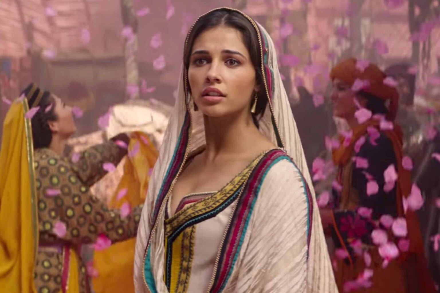 Naomi Scott como Jasmine em Aladdin