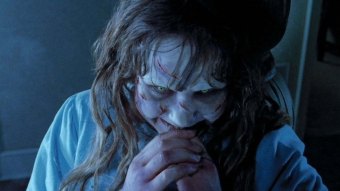 Linda Blair em cena de O Exorcista (Reprodução)