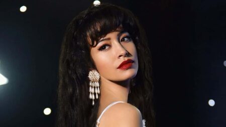 Selena (Cristian Serratos) em Selena (Reprodução)