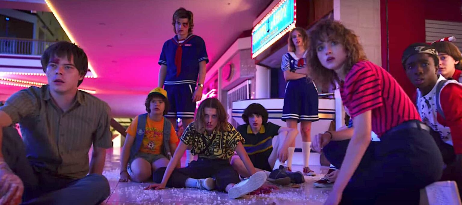 Atriz de Stranger Things revela desconforto com cena de beijo: “Eu era BV” Elenco de Stranger Things (Reprodução / Netflix)