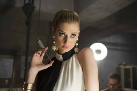 Sósia? Nos sets de The Crown, atriz surpreende por semelhança com a Princesa Diana Elizabeth Debicki em The Crown
