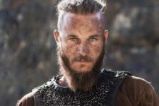 Ragnar Lothbrok (Travis Fimmel) em Vikings: Reprodução