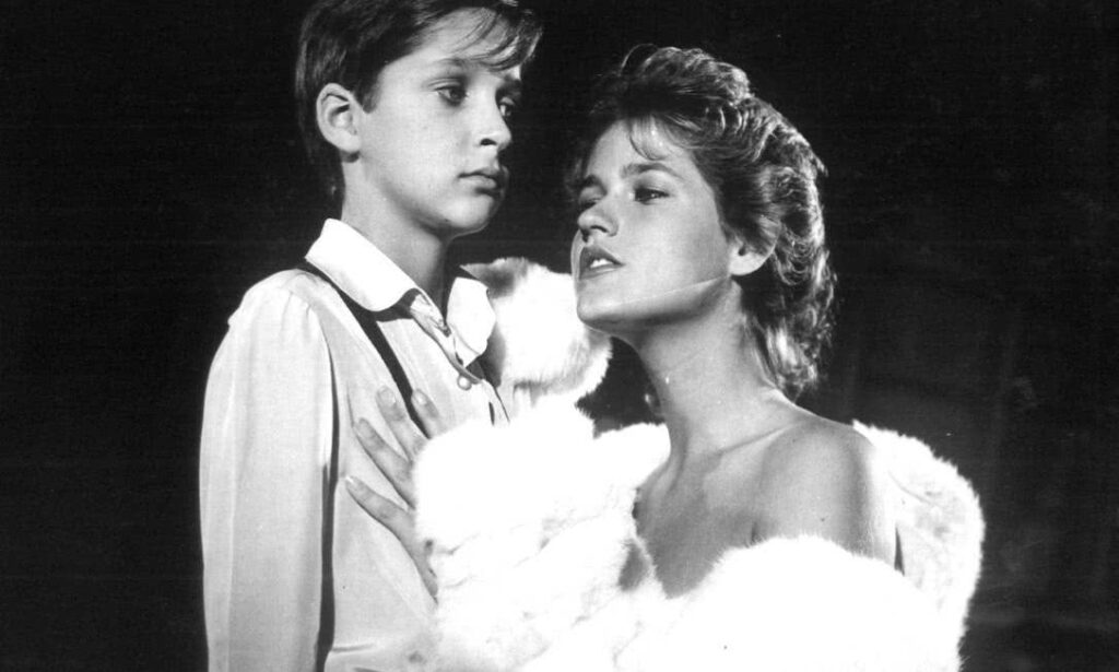 Polêmico filme de Xuxa ganha data de exibição na televisão Marcelo Ribeiro (Hugo) e Xuxa (Tamara) em Amor, Estranho Amor (Reprodução)