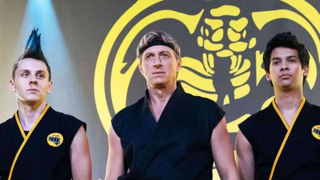 Jacob Bertrand como Eli, William Zabka como Johnny e Xolo Mariduena como Miguel em Cobra Kai (Reprodução / Netflix)