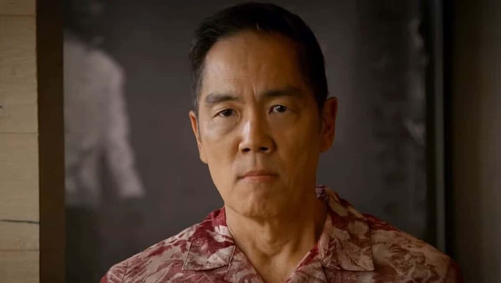 Ator de Karatê Kid 2 mentiu para diretor para conseguir entrar em Cobra Kai Yuji Okumoto como Chozen Toguchi em Cobra Kai (Reprodução / Netflix)