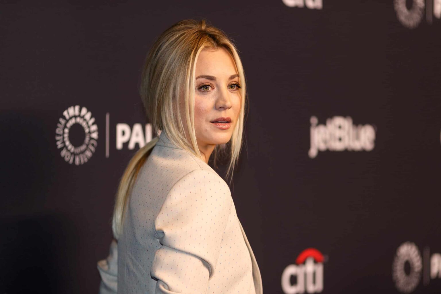 Kaley Cuoco revela se há rivalidade com Margot Robbie por causa da Arlequina entrete kaley cuoco scaled 1