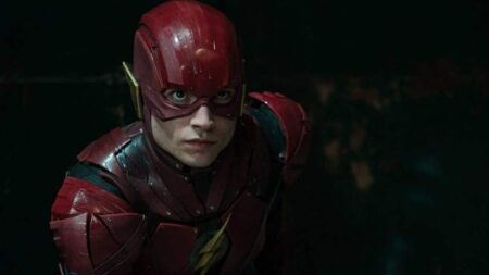 Produtor de Aranhaverso comenta sobre trabalho no filme do Flash Flash (Ezera Miller) em Liga da Justiça (Reprodução / DC)