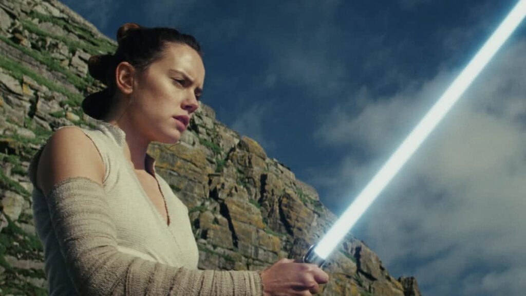 ‘Isto é uma religião’: Daisy Ridley relembra aviso sobre Star Wars Rey (Daisy Ridley) em Star Wars: Os Últimos Jedi (Reprodução / Lucasfilm)