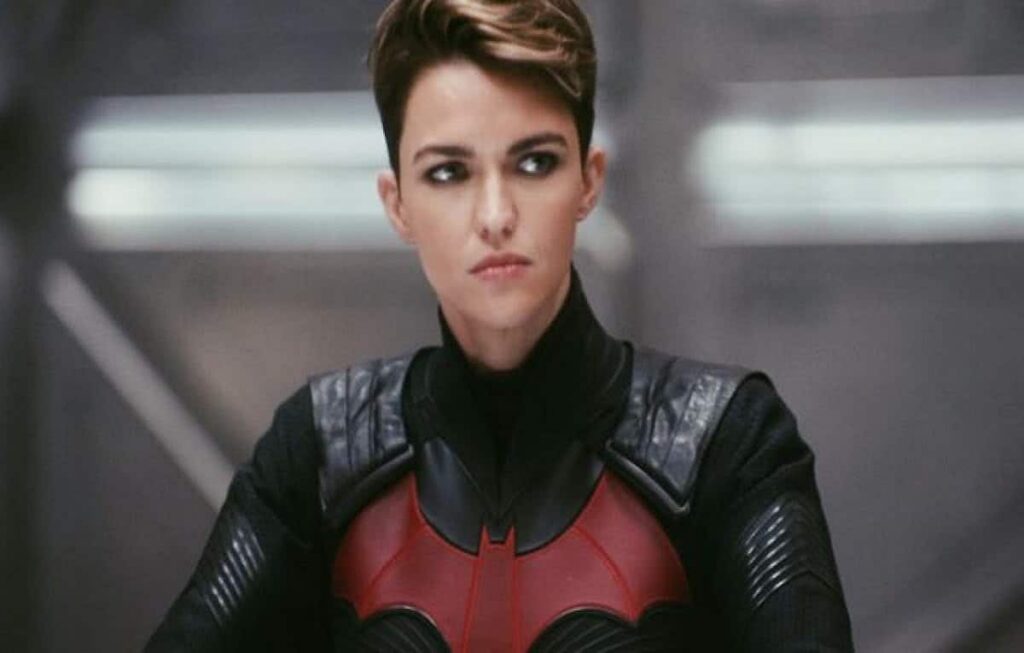 Ruby Rose acusa ex-colega de comportamento inapropriado e é respondida Ruby Rose como Batwoman
